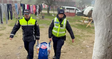 Polițiștii constănțeni au făcut daruri unor familii nevoiașe din localitatea Lipnița - 6