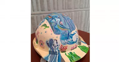 Compania IULIUS a invitat elevii Colegiului Național de Arte „Regina Maria” din Constanța să se exprime artistic pe un șevalet atipic – căști de protecție pe șantier - 6