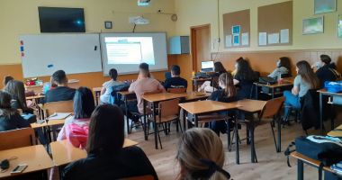 Stire din Cultură-Educație : Ministerul Educației se justifică. Doar vreo 3.000 de elevi cu medii sub 3 vor primi 450 lei