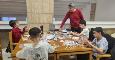Stire din Cultură-Educație : Atelierele de navomodelism pentru copii și adolescenți, reluate la Biblioteca Județeană