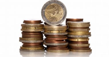 Moneda euro tot mai aproape de pragul de cinci lei