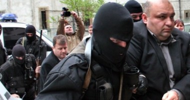 Stire din Eveniment : FANE CĂPĂȚÂNĂ, judecat pentru că s-a dat drept polițist de la Antidrog