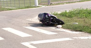 Stire din Eveniment : O motociclistă a acroșat un pieton la Mangalia. Cei doi au scăpat cu răni ușoare
