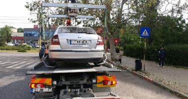 Stire din Eveniment : Mașini ridicate pe bandă rulantă, la Constanța