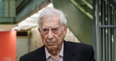 Stire din Actualitate : Scriitorul Mario Vargas Llosa, spitalizat din nou cu Covid-19. Scriitorul laureat cu Nobel are 87 de ani