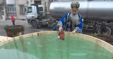 Stire din Cultură-Educație : Programul liturgic al IPS Teodosie de Bobotează. Arhiepiscopia Tomisului va sfinți 150 de tone de apă