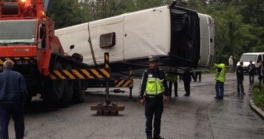 Stire din Actualitate : Update. Un autocar plin cu români a căzut într-o râpă, în Bulgaria. Bilanțul victimelor. Primele imagini