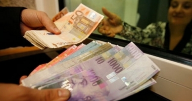 Stire din Economie : Judecătorii îngheață cursul francului elvețian la 2,1 lei.  Ce se întâmplă  cu creditele  în această monedă