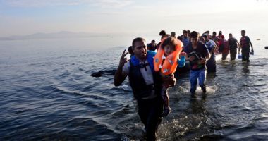Stire din Eveniment : POVESTE TRISTĂ! Zeci de migranți cu copii, salvați în ultima clipă pe mare