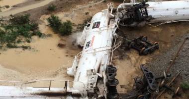 Stire din Actualitate : Un tren care transporta 200.000 de litri de acid sulfuric a deraiat