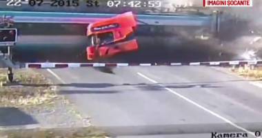 Stire din Actualitate : Video șocant! Tragedie provocată de șoferul unui TIR. Spulberat de un tren, după ce a rămas blocat pe șine