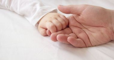 Mamă cercetată, după ce și-a abandonat cei doi copii pe o stradă