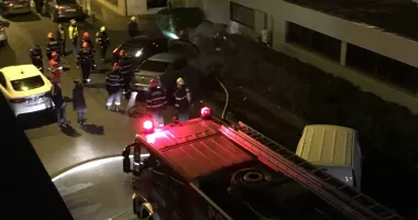 Stire din Eveniment : UPDATE Incendiu într-un apartament din Năvodari. Instalația de brad, din balcon, a luat foc
