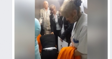 Stire din Eveniment : VIDEO. IMAGINI ȘOCANTE în spital. Un bolnav a fost lăsat în genunchi în fața liftului