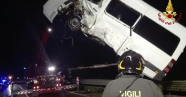 FOTO. ACCIDENT CUMPLIT PE AUTOSTRADĂ. Opt români au fost răniți grav și un italian a murit - 4