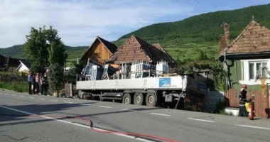 Stire din Eveniment : ACCIDENT GRAV. Un TIR încărcat cu butelii a intrat într-o casă