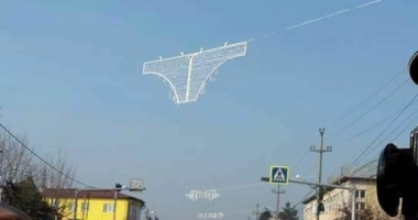 Stire din Social : IMAGINEA ZILEI! DECORAȚIUNI ÎN FORMĂ DE CHILOȚI! Primarul: "Am cumpărat aceste decorațiuni anul acesta..."