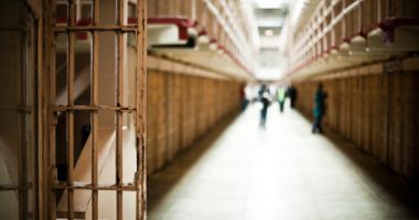Infractorii condamnați la maximum 5 ani de închisoare vor putea sta acasă!
