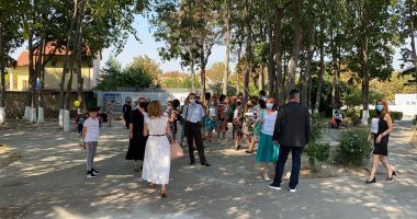 Stire din Cultură-Educație : PROTEST la Școala nr. 30. Profesorii, în grevă japoneză