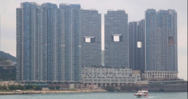 Stire din Actualitate : Motivul neobișnuit pentru care zgârie-norii din Hong Kong au găuri în ei