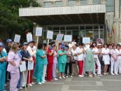 Stire din Social : Grevă în funcție de viziune: cadrele medicale au scandat, angajații primăriei au închis ghișeele