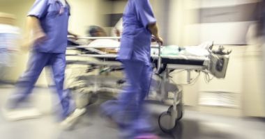 Un bărbat operat la cap a murit, după ce ar fi fost scăpat de pe targă