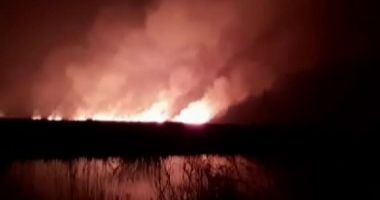 Stire din Eveniment : Arde stuful din localitatea Sibioara. Intervin patru mașini de stingere