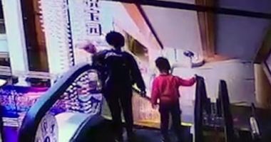 Stire din Politică-Administrație : Bebeluș mort, după ce mama lui l-a scăpat din brațe, pe o scară rulantă