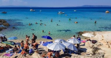 Grecia deschide sâmbătă plajele amenjate, cu o săptămână înainte de deschiderea sezonului