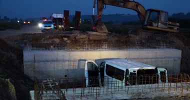 Accident grav. Un microbuz cu muncitori români din Germania a căzut într-o groapă