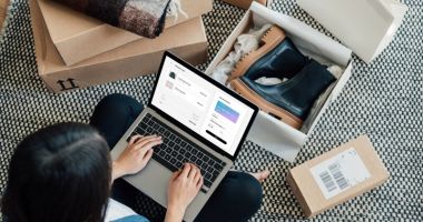 Stire din Social : Românii cumpără tot mai mult online. Când este Black Friday, anul acesta
