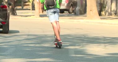 Stire din Eveniment : Băiatul care a căzut de pe trotineta electrică, în comă profundă la spital