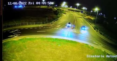Stire din Eveniment : ACCIDENT SPECTACULOS LA OVIDIU! Un tânăr "a zburat" cu mașina peste un sens giratoriu și a luat foc, lângă o stație GPL