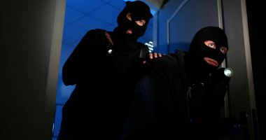 Stire din Eveniment : Alertă la Constanța! Două persoane cu cagulă au furat bani dintr-un magazin, ameninţând vânzătoarea cu pistolul