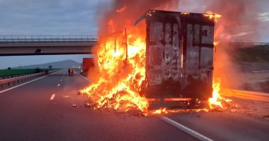 Stire din Eveniment : Incendiu pe autostrada A2. Intervin trei mașini de stingere