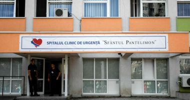 Stire din Eveniment : Tentativă de omor în curtea unui spital din capitală. Un tânăr a dat cu mașina peste un paznic și l-a luat la bătaie pe un altul