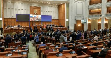 Stire din Social : CCR: Legea pensiilor speciale este parţial neoconstituţională şi se reîntoarce în Parlament