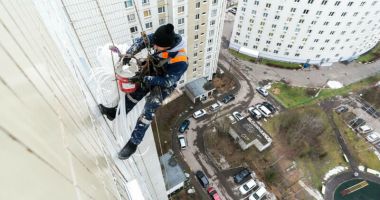 Stire din Eveniment : O femeie de 71 de ani a dezechilibrat, cu intenție, un alpinist aflat la etajul 11. Cum şi-a motivat gestul