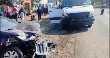 Stire din Eveniment : Grav accident rutier între un microbuz cu 18 copii și o mașină. Șase minori, răniți. A fost activat planul roșu de intervenție