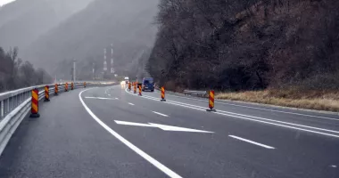 Stire din Social : Trafic restricționat pe Valea Oltului din cauza lucrărilor la versanți
