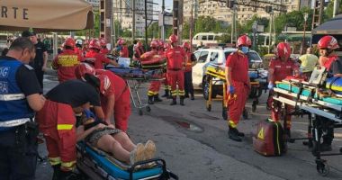 Incident grav în Gara Basarab. O locomotivă a lovit un tren cu pasageri, 15 persoane au fost rănite