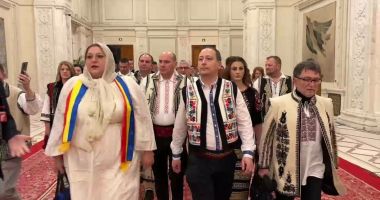 Stire din Politică-Administrație : Deputaţii şi senatorii depun astăzi jurământul. Diana Șoșoacă a amenințat că ”o să iasă revoluție”