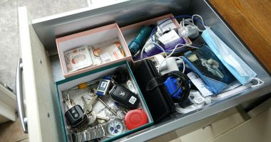 Stire din Actualitate : Ce a găsit un bărbat în sertarul mamei sale, după moartea ei: „Am înghețat când am aflat”