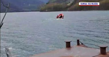 Stire din Eveniment : Un tânăr pompier e căutat de mai mult de 12 ore de scafandri, după ce s-a răsturnat cu hidrobicicleta în lacul Siriu