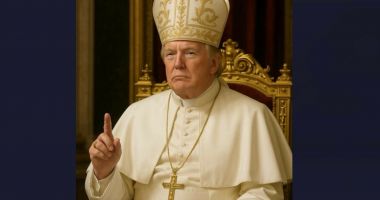 Stire din Actualitate : Trump a publicat un portret al său îmbrăcat ca Papa. "Mi-ar plăcea să fiu Papă. Asta ar fi alegerea mea numărul unu"