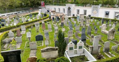 Stire din Actualitate : Nu mai știu din ce să facă bani! Un român a furat statui din cimitire, în valoare de 600.000 de euro