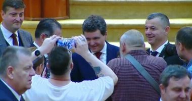 Stire din Actualitate : Moment neobișnuit în Parlamentul României, la depunerea jurământului. Ce au făcut aleșii!