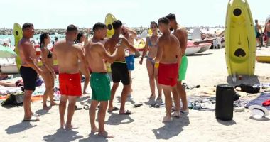 Stire din Actualitate : Atenție dacă dați muzica tare pe plajă! Amenzile ajung până la 1.000 lei