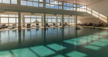 Stire din Actualitate : O tânără s-a infectat cu o bacterie rară, după ce a înotat în piscina unui hotel. Acum riscă să își piardă un picior