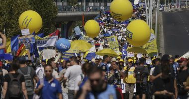 Stire din Cultură-Educație : Sindicaliștii i-au cerut lui Nicușor Dan demisia lui Daniel David și anularea măsurilor din Educație